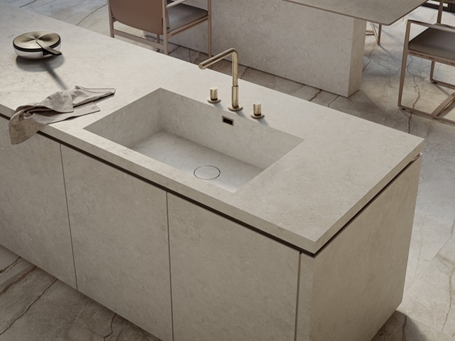 The Top di Marazzi è la collezione di grandi lastre in gres porcellanato, nei formati 160 x 320 cm e 162 x 324 cm adatta per realizzare top cucina e bagno, tavoli, ante e superfici d’arredo su misura. Nella versione Concrete Look che interpreta il cemento c'è la nuova versione Slow, che trae ispirazione dalle terre battute a mano. Le tonalità sono Pomice, Calce e Argilla, caratterizzate da imperfezioni e profondità grafica realistica grazie alla tecnologia 3D Ink. Nuovo è anche il colore Ivory, dalla superficie matt leggermente strutturata, che unisce tattilità e sobrietà cromatica. www.marazzi.it The Top di Marazzi è la collezione di grandi lastre in gres porcellanato, nei formati 160 x 320 cm e 162 x 324 cm adatta per realizzare top cucina e bagno, tavoli, ante e superfici d’arredo su misura. Nella versione Concrete Look che interpreta il cemento c'è la nuova versione Slow, che trae ispirazione dalle terre battute a mano. Le tonalità sono Pomice, Calce e Argilla, caratterizzate da imperfezioni e profondità grafica realistica grazie alla tecnologia 3D Ink. Nuovo è anche il colore Ivory, dalla superficie matt leggermente strutturata, che unisce tattilità e sobrietà cromatica. www.marazzi.it