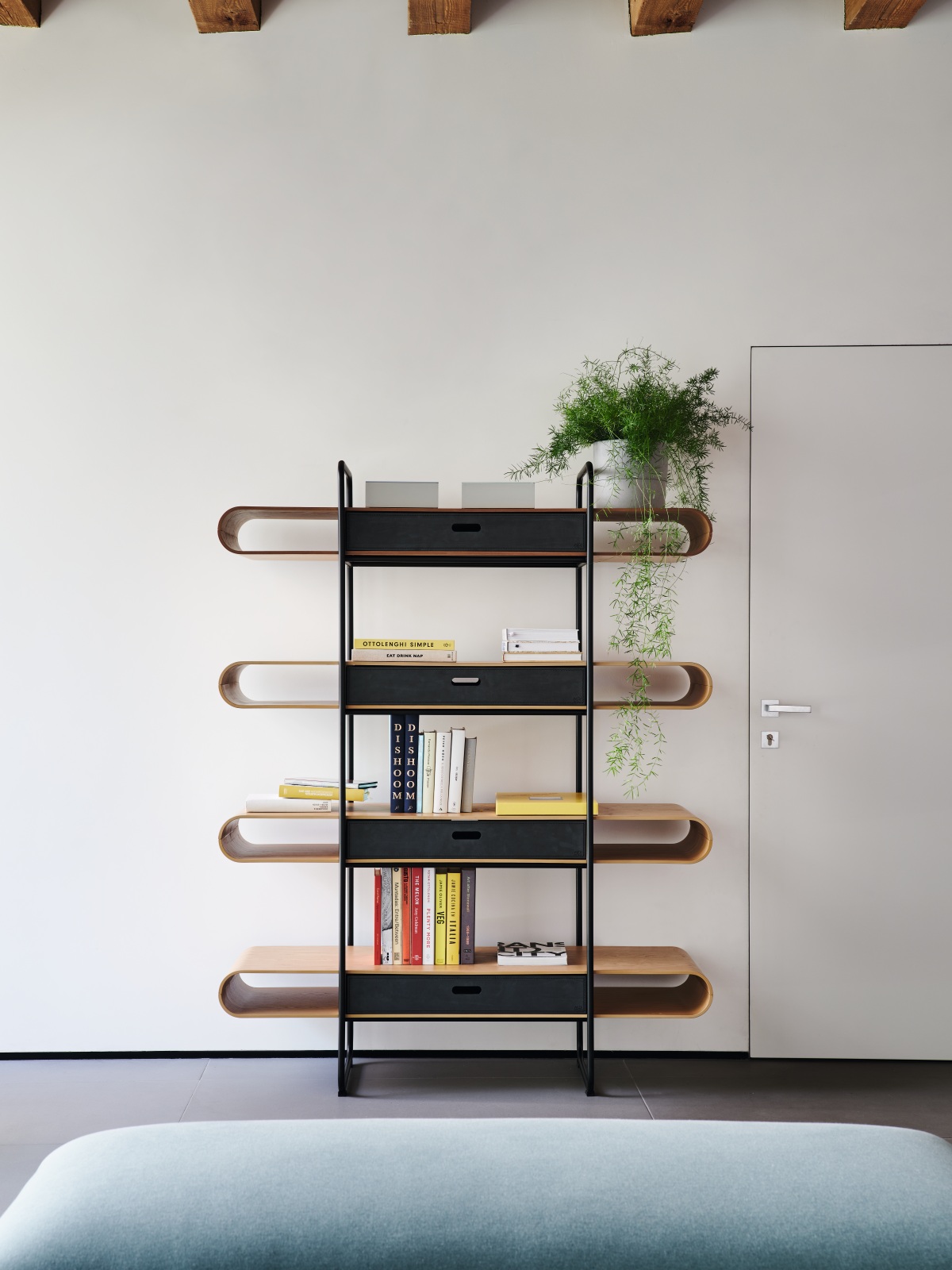 La collezione Apelle, disegnata da Beatriz Sempere, si distingue per le sue linee morbide e avvolgenti, che arricchiscono sia ambienti contract che residenziali, adattandosi a estetiche sia classiche che moderne. Realizzata con una combinazione di metallo e cuoio di alta qualità, Apelle garantisce flessibilità e resistenza: la libreria è realizzata con struttura in metallo, scaffali in finitura legno e cassetti in cuoio. Dimensioni 3 scaffali L135 x P43,5 x H131 cm. Prezzo libreria a 3 scaffali a partire da 2.875 euro. www.midj.com La collezione Apelle, disegnata da Beatriz Sempere, si distingue per le sue linee morbide e avvolgenti, che arricchiscono sia ambienti contract che residenziali, adattandosi a estetiche sia classiche che moderne. Realizzata con una combinazione di metallo e cuoio di alta qualità, Apelle garantisce flessibilità e resistenza: la libreria è realizzata con struttura in metallo, scaffali in finitura legno e cassetti in cuoio. Dimensioni 3 scaffali L135 x P43,5 x H131 cm. Prezzo libreria a 3 scaffali a partire da 2.875 euro. www.midj.com