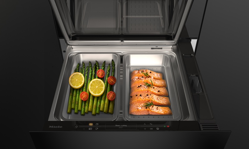 Il cassetto per la cottura a vapore di Miele ha un’altezza di 14 cm ed è ideale per le cucine compatte. Grazie alla tecnologia DualSteam i tempi di riscaldamento sono brevi e la distribuzione del calore è uniforme. Con oltre 100 programmi automatici si possono preparare verdure e non solo a vapore, preservando vitamine e sapori dei cibi, oltre alla cottura sous-vide (sottovuoto), per piatti più sofisticati da chef. Il volume di cottura è di circa 14 litri e consuma fino al 30% di energia in meno rispetto ai forni a vapore da 45 cm. Il cassetto può essere aperto con la semplice pressione di un pulsante e l’estrazione totale facilita la rimozione delle pietanze. Con l’app Miele si può facilitare l’uso e il controllo dell’aparecchio. http://www.miele.it