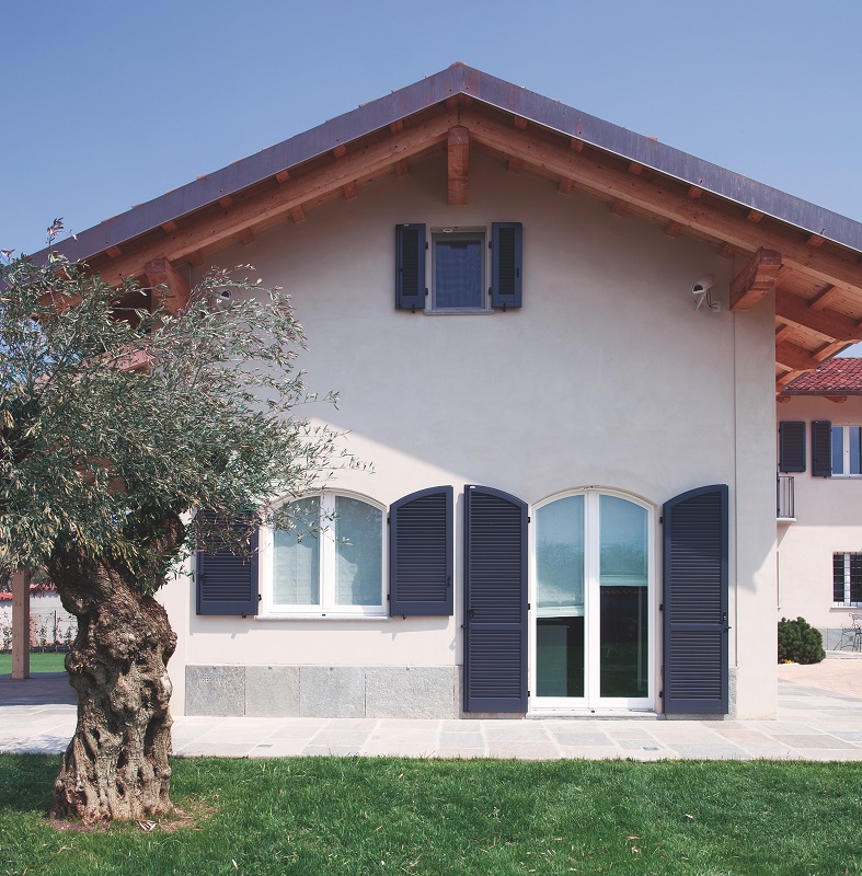 Le persiane di Navello sono realizzate in legno, in vari modelli, da scegliere in base alle esigenze. La ferramenta è in acciaio e leghe resistenti alla corrosione. Nell’immagine è il modello Stecca Aperta con parte superiore arcuata, realizzato in pino lamellare fj e laccato grigio scuro. Nella misura per portafinestra L 120 x H 220 cm costa da 1.400 euro + Iva e posa. www.navello.it