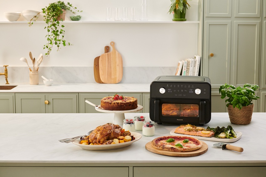 La friggitrice ad aria Flex NF-BC 1000 di Panasonic ha un ampio cassetto con capacità 9,6 litri, che permette di cucinare anche una pizza con diametro 30 cm. Grazie al separatore removibile si possono preparare, insieme, due pietanze diverse oppure una unica, inoltre, per ciascuna zona, è possibile scegliere un programma, una temperatura e un orario; con la modalità Sincronizzazione tutto è pronto allo stesso momento. Otto le opzioni automatiche versatili: Frittura ad Aria, Arrosto, Forno, Pizza, Grill, Riscalda, Scongela e Fermentazione. In più, con la funzione vapore delicato dal serbatoio d’acqua integrato, mantiene il cibo tenero e umido all’interno con esterno croccante, ideale per arrosti e torte. Disponibile da novembre 2025 al prezzo di 209,99 euro. http://www.panasonic.com/it