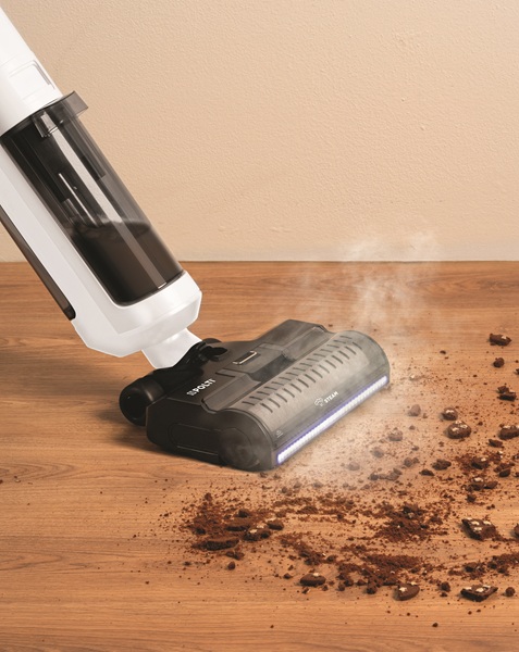 Polti RollySteam di Polti è un lavapavimenti all-in-one che aspira, lava e igienizza con vapore senza l’utilizzo di detersivi. La tecnologia SteamActiveTM genera vapore ad alta temperatura che penetra in profondità per sciogliere lo sporco e rimuovere fino al 99,999% di germi, batteri e funghi. Grazie alla funzione di auto-pulizia, la base riscaldante mantiene il rullo asciutto, prevenendo la formazione di muffe e batteri ed eliminando i cattivi odori. Un sistema anti-calcare elimina i residui dal circuito idraulico e un filtro HEPA ad alta efficienza, lavabile e riutilizzabile, trattiene polveri sottili, allergeni e micro-particelle, contribuendo a migliorare la qualità dell’aria in casa. La luce a LED illumina il percorso. Due i modelli senza filo WD40C e WD30C, oltre al WD10 con filo. Disponibile da settembre 2025 al prezzo di 399 – 599 euro. http://www.polti.com