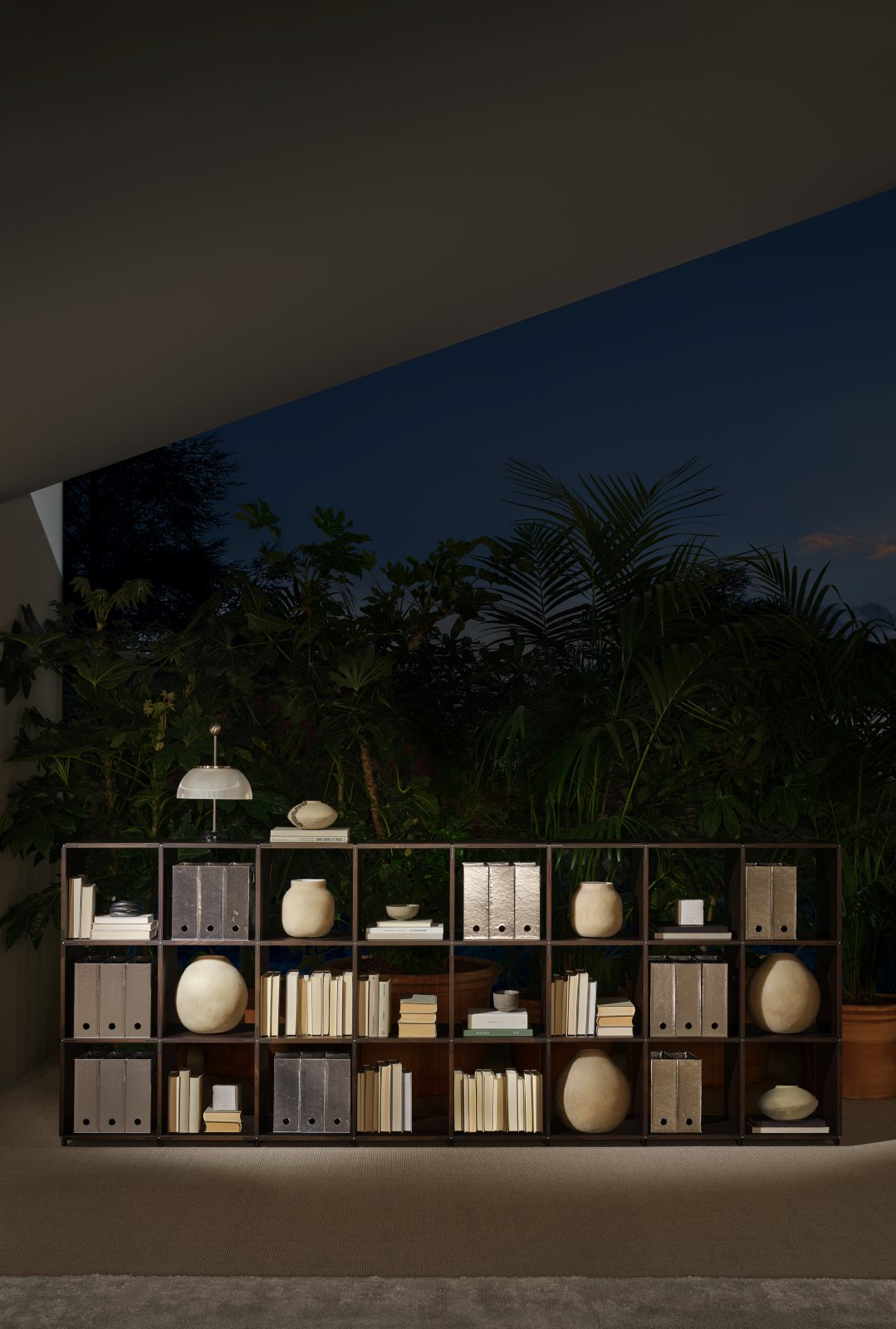 La libreria Endless Shelf disegnata da Werner Aisslinger per Porro nel 1996 viene oggi rieditata: si tratta di prodotto di grande successo del passato per la semplice componibilità e la grande flessibilità. Viene riproposta con pannelli autoportanti in legno massello, collegati da speciali giunti in alluminio pressofuso. Endless Shelf, come suggerisce il nome, può essere modificata o ampliata con facilità, adattandosi ad ogni ambiente. Misura di una composizione piccola, esempio struttura 3x3 in noce massello tinto bruno: L1156 x x P360 H1188 mm, prezzo 2.788 euro + Iva. www.porro.com La libreria Endless Shelf disegnata da Werner Aisslinger per Porro nel 1996 viene oggi rieditata: si tratta di prodotto di grande successo del passato per la semplice componibilità e la grande flessibilità. Viene riproposta con pannelli autoportanti in legno massello, collegati da speciali giunti in alluminio pressofuso. Endless Shelf, come suggerisce il nome, può essere modificata o ampliata con facilità, adattandosi ad ogni ambiente. Misura di una composizione piccola, esempio struttura 3x3 in noce massello tinto bruno: L1156 x x P360 H1188 mm, prezzo 2.788 euro + Iva. www.porro.com