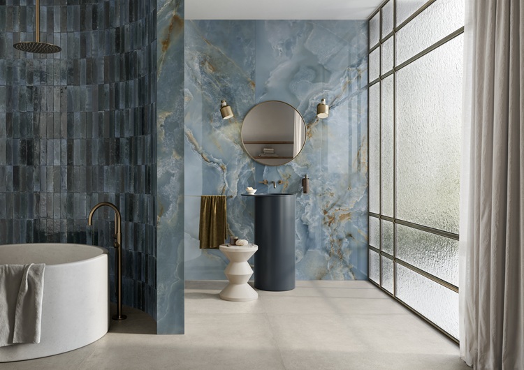 Incanto di Ragno ricrea l'eleganza del marmo grazie a tecnologie avanzate applicate al gres porcellanato. Le cinque nuove finiture sono ispirate all'Onice, che si aggiungono alle altre quattordici; l'onice è nei colori Avorio, Venato Avorio, Perla, Blu e Verde. Le superfici, nelle finiture Naturale e Glossy, sono disponibili nel grande formato 120 x 278 cm, oltre a 120 x 120 com e 60 x 120 cm. Completano la gamma il Mosaico e il Mosaico Ventaglio, che aggiungono movimento al rivestimento. www.ragno.it Incanto di Ragno ricrea l'eleganza del marmo grazie a tecnologie avanzate applicate al gres porcellanato. Le cinque nuove finiture sono ispirate all'Onice, che si aggiungono alle altre quattordici; l'onice è nei colori Avorio, Venato Avorio, Perla, Blu e Verde. Le superfici, nelle finiture Naturale e Glossy, sono disponibili nel grande formato 120 x 278 cm, oltre a 120 x 120 com e 60 x 120 cm. Completano la gamma il Mosaico e il Mosaico Ventaglio, che aggiungono movimento al rivestimento. www.ragno.it