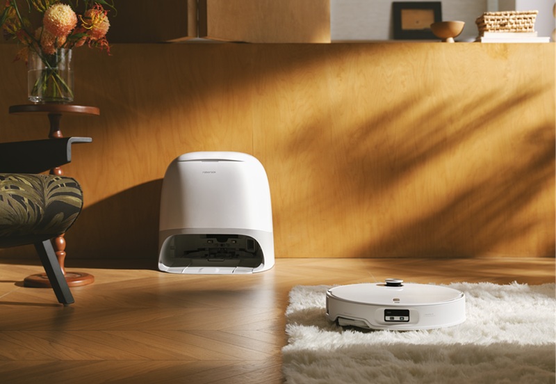 Il robot aspirapolvere e lavapavimenti Qrevo Curv 2 Pro di Roborock ha design ultrasottile con altezza 7,98 cm e una potenza elevata HyperForce® da 25.000 Pa che permette di eliminare qualsiasi tipo di sporco. Grazie alle ruote omnidirezionali, il robot regola in modo intelligente l’altezza del suo corpo per mantenere un contatto di aspirazione ottimale sui tappeti fino a 3 cm di spessore. Negli spazi aperti, il modulo di navigazione rimane elevato per una scansione a 360°, mentre sotto i mobili, si ritrae automaticamente con una visuale posteriore di 100° per la pulizia in spazi ristretti. La stazione di ricarica multifunzionale 3.0 Hygiene+ offre un supporto di pulizia importante, come il lavaggio dei panni con acqua calda a 100°C. Grazie al sistema di riconoscimento degli ostacoli Reactive AI, è in grado di identificare ed evitare oltre 200 tipi di oggetti comuni, inoltre riconosce gli animali domestici. Disponibile da ottobre 2025 al prezzo di 1.299 euro. https://it.roborock.com