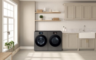 La lavatrice Bespoke AI di Samsung consuma il 65% in meno di energia rispetto ai requisiti minimi richiesti per la classe A, grazie a un’elevata efficienza del motore e ad algoritmi ottimizzati per il lavaggio e la circolazione del flusso dell’acqua; il dato è calcolato per il programma Eco 40-60. Grazie ad AI Wash+, con intelligenza artificiale, utilizza un’avanzata tecnologia di rilevamento automatico dei tessuti, anche denim e capi outdoor, per riconoscere peso e livello di sporco e regolare acqua, detergente e tempo di lavaggio. Disponibile nella finitura Dark Steel e Neat White. Il display touch da 7’’ permette la regolazione delle funzioni, oltre che da remoto. http://www.samsung.com La lavatrice Bespoke AI di Samsung consuma il 65% in meno di energia rispetto ai requisiti minimi richiesti per la classe A, grazie a un’elevata efficienza del motore e ad algoritmi ottimizzati per il lavaggio e la circolazione del flusso dell’acqua; il dato è calcolato per il programma Eco 40-60. Grazie ad AI Wash+, con intelligenza artificiale, utilizza un’avanzata tecnologia di rilevamento automatico dei tessuti, anche denim e capi outdoor, per riconoscere peso e livello di sporco e regolare acqua, detergente e tempo di lavaggio. Disponibile nella finitura Dark Steel e Neat White. Il display touch da 7’’ permette la regolazione delle funzioni, oltre che da remoto. http://www.samsung.com