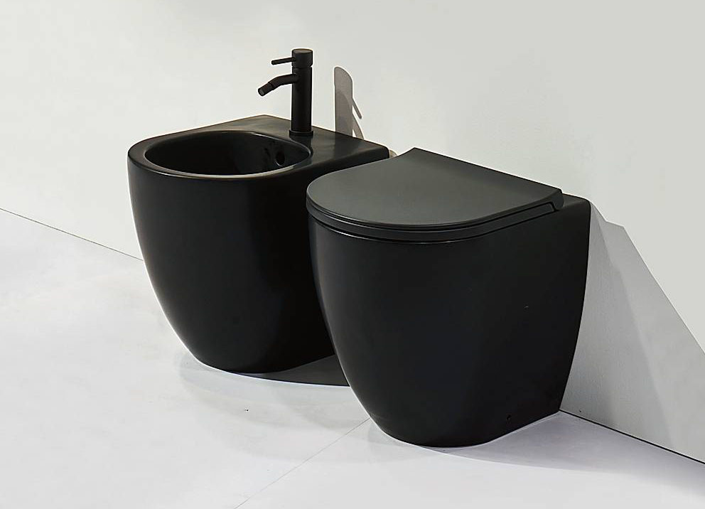 I sanitari della serie Vignoni XS di Simas misurano L 37 x P 48 cm. In nero Matt, il wc costa 666 euro + Iva (il coprivaso costa 299 euro + Iva), il bidet costa 611 euro + Iva. www.simas.it I sanitari della serie Vignoni XS di Simas misurano L 37 x P 48 cm. In nero Matt, il wc costa 666 euro + Iva (il coprivaso costa 299 euro + Iva), il bidet costa 611 euro + Iva. www.simas.it