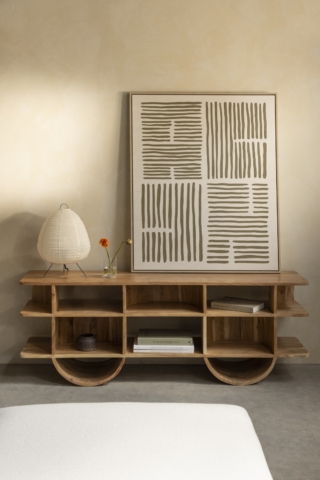 La libreria in legno Flin di Sklumè realizzata in legno con una finitura laccata opaca che permette di apprezzare le venature del legno. I suoi tre ripiani giocano con le dimensioni in modo originale, mentre la forma delle gambe, che terminano a semicerchio, non solo aggiunge stabilità, ma offre anche un tocco visivo distintivo. Una delle sue caratteristiche è il sistema antiribaltamento, che offre maggiore sicurezza consentendo di ancorare la libreria alla parete. Grazie alla sua texture e al suo colore, è un'opzione versatile che si adatta a diversi stili di arredamento, dal più classico al più moderno. L150 x P35 x H55 cm. Prezzo 399,95 euro. www.sklum.com La libreria in legno Flin di Sklumè realizzata in legno con una finitura laccata opaca che permette di apprezzare le venature del legno. I suoi tre ripiani giocano con le dimensioni in modo originale, mentre la forma delle gambe, che terminano a semicerchio, non solo aggiunge stabilità, ma offre anche un tocco visivo distintivo. Una delle sue caratteristiche è il sistema antiribaltamento, che offre maggiore sicurezza consentendo di ancorare la libreria alla parete. Grazie alla sua texture e al suo colore, è un'opzione versatile che si adatta a diversi stili di arredamento, dal più classico al più moderno. L150 x P35 x H55 cm. Prezzo 399,95 euro. www.sklum.com