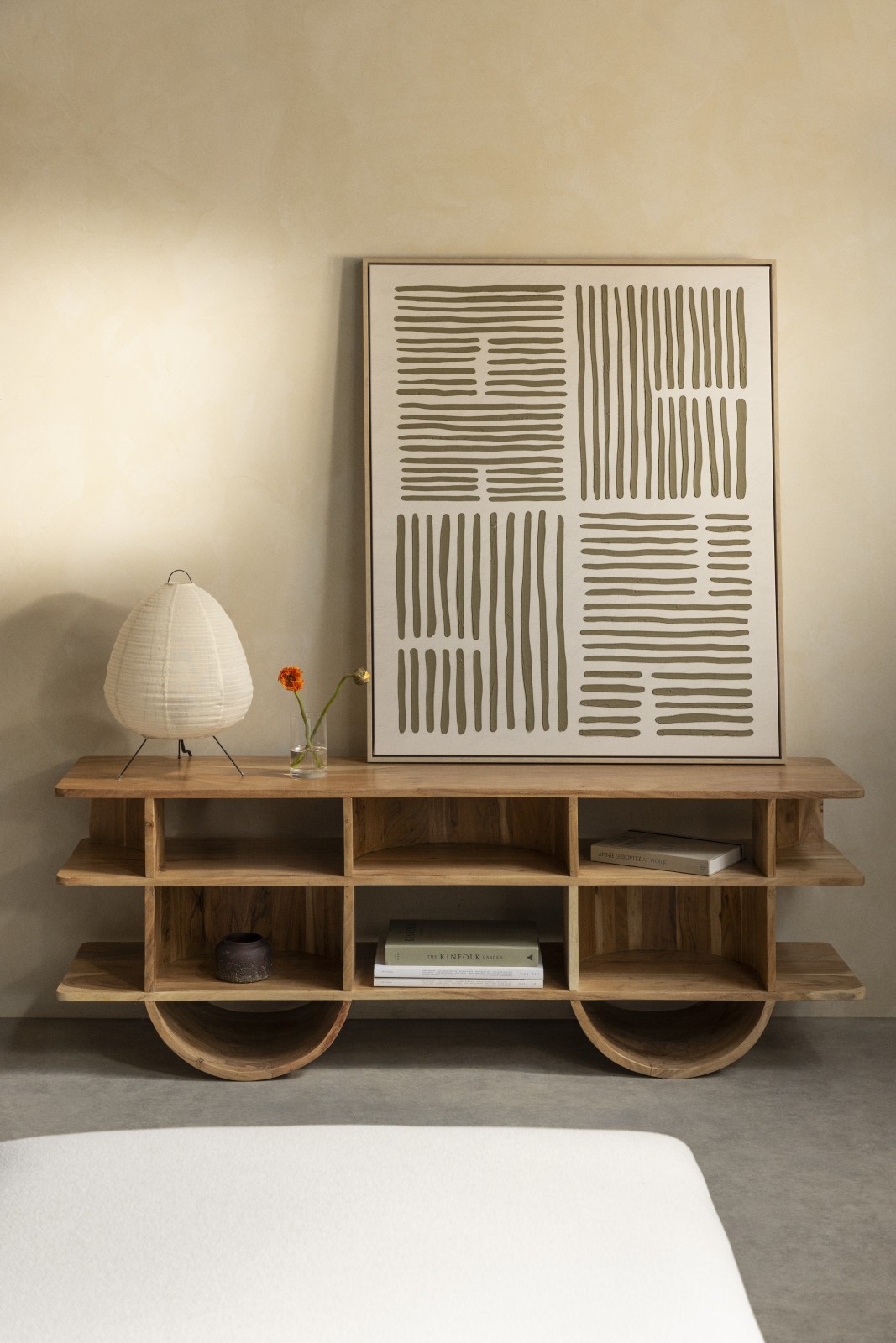 La libreria in legno Flin di Sklumè realizzata in legno con una finitura laccata opaca che permette di apprezzare le venature del legno. I suoi tre ripiani giocano con le dimensioni in modo originale, mentre la forma delle gambe, che terminano a semicerchio, non solo aggiunge stabilità, ma offre anche un tocco visivo distintivo. Una delle sue caratteristiche è il sistema antiribaltamento, che offre maggiore sicurezza consentendo di ancorare la libreria alla parete. Grazie alla sua texture e al suo colore, è un'opzione versatile che si adatta a diversi stili di arredamento, dal più classico al più moderno. L150 x P35 x H55 cm. Prezzo 399,95 euro. www.sklum.com La libreria in legno Flin di Sklumè realizzata in legno con una finitura laccata opaca che permette di apprezzare le venature del legno. I suoi tre ripiani giocano con le dimensioni in modo originale, mentre la forma delle gambe, che terminano a semicerchio, non solo aggiunge stabilità, ma offre anche un tocco visivo distintivo. Una delle sue caratteristiche è il sistema antiribaltamento, che offre maggiore sicurezza consentendo di ancorare la libreria alla parete. Grazie alla sua texture e al suo colore, è un'opzione versatile che si adatta a diversi stili di arredamento, dal più classico al più moderno. L150 x P35 x H55 cm. Prezzo 399,95 euro. www.sklum.com