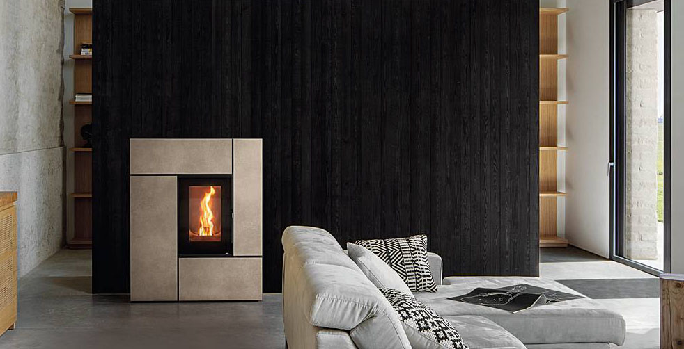 Feel di MCZ ha profondità ridotta e lo scarico, se superiore, ne permette l’installazione a filo muro. Alimentata a pellet con serbatoio 31 kg, è ventilata e canalizzata per riscaldare altri ambienti. Il rivestimento è in gres Materia, nei colori Tortora, Piombo o Corten. Ha potenza 12 kW, classe A+, 5 stelle. Misura L 90,7 x P 43,3 x H 112,6 cm. Costa da 4.175 euro + Iva. www.mcz.it Feel di MCZ ha profondità ridotta e lo scarico, se superiore, ne permette l’installazione a filo muro. Alimentata a pellet con serbatoio 31 kg, è ventilata e canalizzata per riscaldare altri ambienti. Il rivestimento è in gres Materia, nei colori Tortora, Piombo o Corten. Ha potenza 12 kW, classe A+, 5 stelle. Misura L 90,7 x P 43,3 x H 112,6 cm. Costa da 4.175 euro + Iva. www.mcz.it