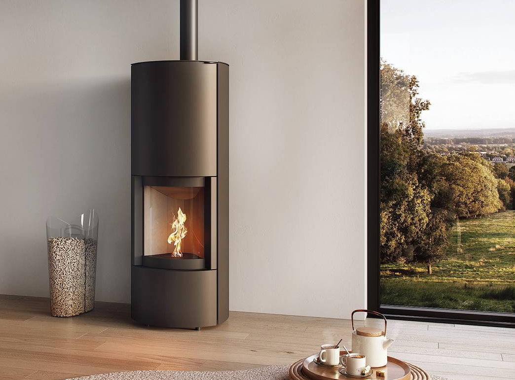 Design minimale
e linee slanciate per
la stufa a pellet Stuv
P-20 di Stuv, distribuito
da Mont-Export.
Ha emissioni ridotte
per classe ambientale
5 stelle e consumi ridotti in classe A+.
Si controlla con display, telecomando e app. Potenza 8,1 kW, serbatoio da 18 kg. Misura L 55,6 x
P 59,1 x H 150,9 cm.
Costa da 6.739 euro + Iva. www.montexport.it Design minimale
e linee slanciate per
la stufa a pellet Stuv
P-20 di Stuv, distribuito
da Mont-Export.
Ha emissioni ridotte
per classe ambientale
5 stelle e consumi ridotti in classe A+.
Si controlla con display, telecomando e app. Potenza 8,1 kW, serbatoio da 18 kg. Misura L 55,6 x
P 59,1 x H 150,9 cm.
Costa da 6.739 euro + Iva. www.montexport.it