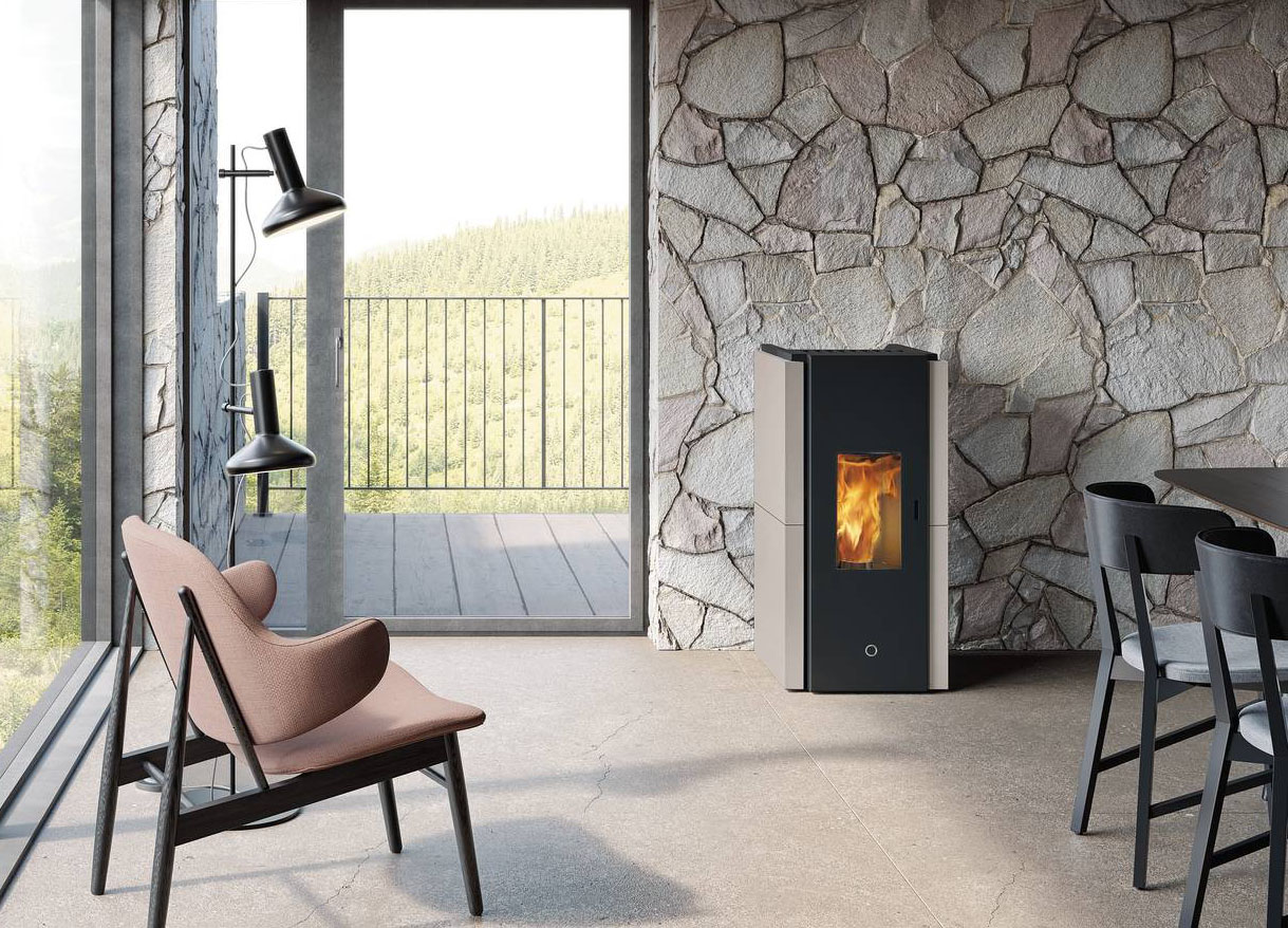 Forme geometriche e lineari per la stufa stagna a pellet Zone80 di EK63, con rivestimento in acciaio
nero, ai fianchi anche colorato. Con wi-fi e bluetooth
si può programmare a distanza. Ha potenza 7,6 kW, serbatoio 15 kg, classe A+, ambientale 5 stelle. Misura L 46 x P 49 x H 95 cm. Costa da 1.640 euro + Iva. ek-63.com Forme geometriche e lineari per la stufa stagna a pellet Zone80 di EK63, con rivestimento in acciaio
nero, ai fianchi anche colorato. Con wi-fi e bluetooth
si può programmare a distanza. Ha potenza 7,6 kW, serbatoio 15 kg, classe A+, ambientale 5 stelle. Misura L 46 x P 49 x H 95 cm. Costa da 1.640 euro + Iva. ek-63.com