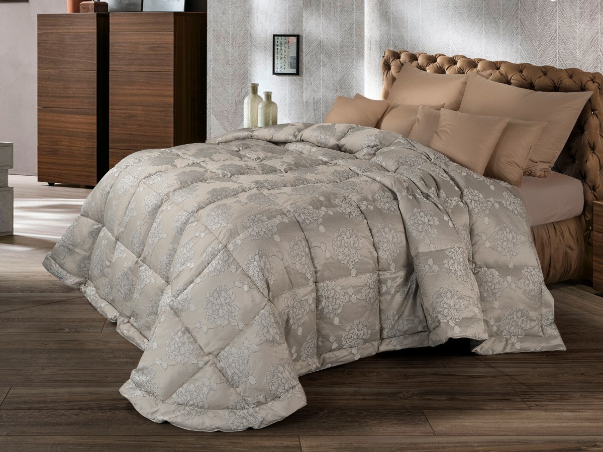 Trapunta Cinelli Piume e Piumini Ai 2025-2026 grigia con decorazioni floreali