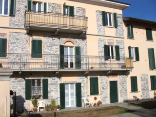Le persiane Vekasun 52 di Veka sono realizzate in pvc con profili rinforzati a garantirne la stabilità. Tre le versioni: con lamelle fisse, orientabili oppure con pannello cieco (scuro). Disponibili sia per finestre che portefinestre, possono essere personalizzate con elementi aggiuntivi come telai speciali, cardini per attacco a muro, zoccolature e traversi, adattandosi a specifiche esigenze statiche ed estetiche. Ampia la gamma delle colorazioni. www.veka.it Le persiane Vekasun 52 di Veka sono realizzate in pvc con profili rinforzati a garantirne la stabilità. Tre le versioni: con lamelle fisse, orientabili oppure con pannello cieco (scuro). Disponibili sia per finestre che portefinestre, possono essere personalizzate con elementi aggiuntivi come telai speciali, cardini per attacco a muro, zoccolature e traversi, adattandosi a specifiche esigenze statiche ed estetiche. Ampia la gamma delle colorazioni. www.veka.it