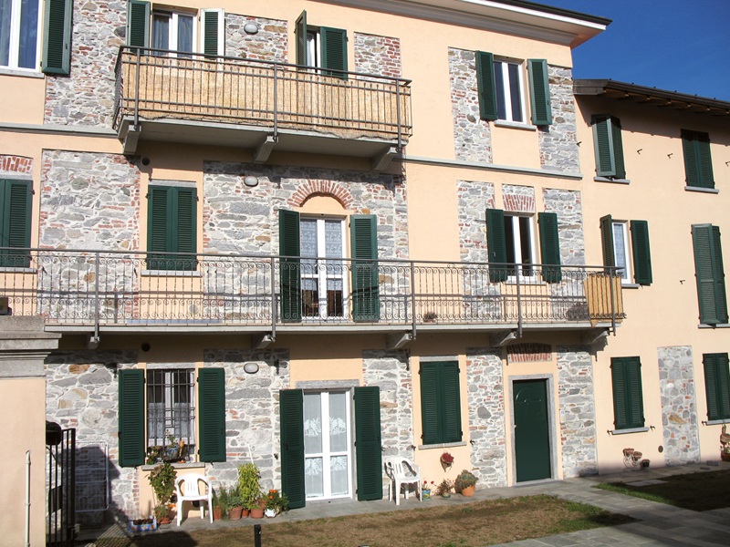 Le persiane Vekasun 52 di Veka sono realizzate in pvc con profili rinforzati a garantirne la stabilità. Tre le versioni: con lamelle fisse, orientabili oppure con pannello cieco (scuro). Disponibili sia per finestre che portefinestre, possono essere personalizzate con elementi aggiuntivi come telai speciali, cardini per attacco a muro, zoccolature e traversi, adattandosi a specifiche esigenze statiche ed estetiche. Ampia la gamma delle colorazioni. www.veka.it