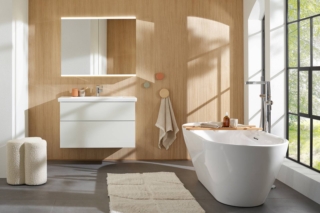Villeroy & Boch Embrace vasca freestanding ovale e armadietto a specchio a due ante Villeroy & Boch Embrace vasca freestanding ovale e armadietto a specchio a due ante