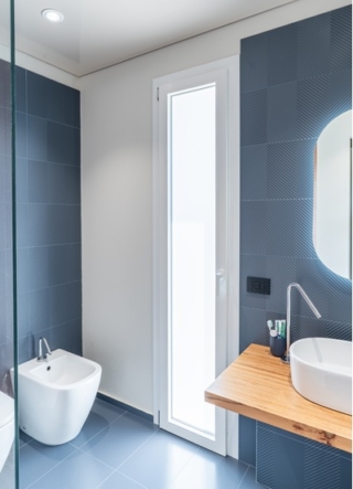 Il bagno è illuminato dala finestra ad anta singola Konfortline di WnD Il bagno è illuminato dala finestra ad anta singola Konfortline di WnD