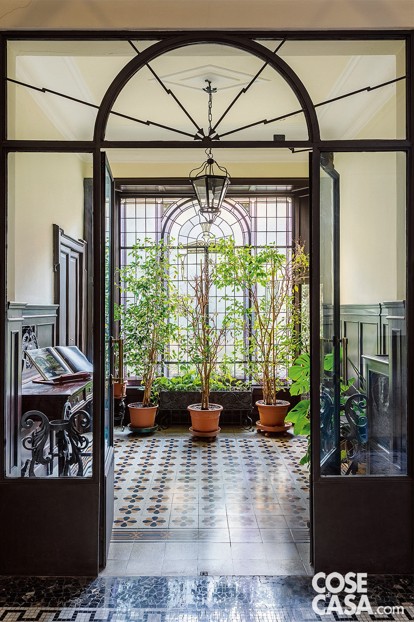 Il luminosissimo ingresso Liberty del palazzo