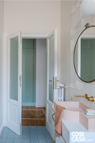 In bagno, parti piastrellate e parti dipinte