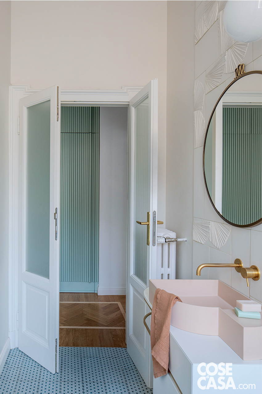 In bagno, parti piastrellate e parti dipinte