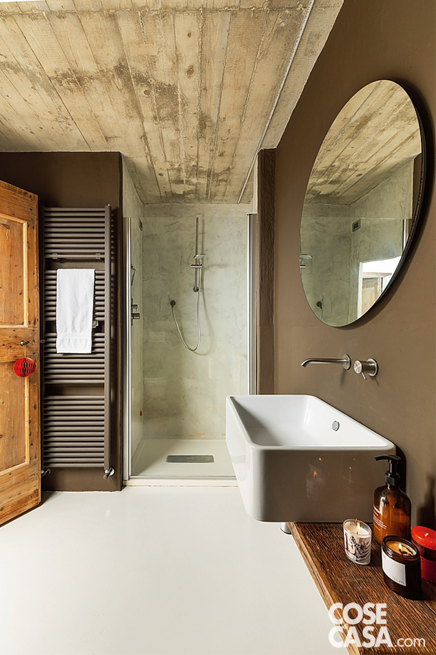 bagno con pareti marroni e soffitto in cemento bagno con pareti marroni e soffitto in cemento
