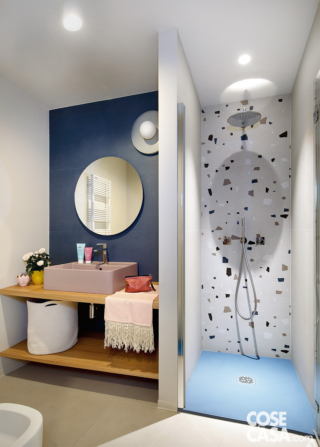 bagno con piatto doccia azzurro