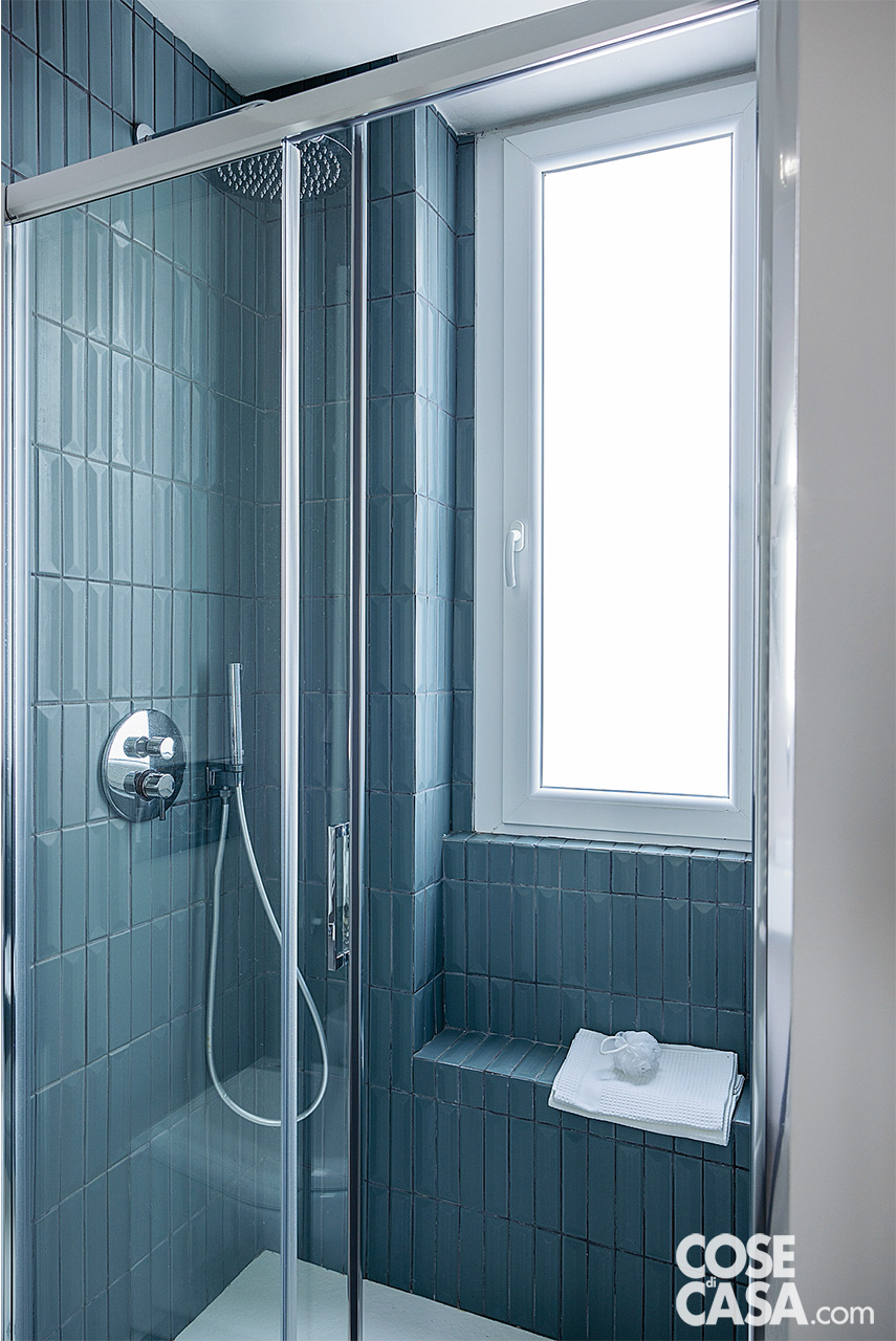 bagno con rivestimenti azzurri