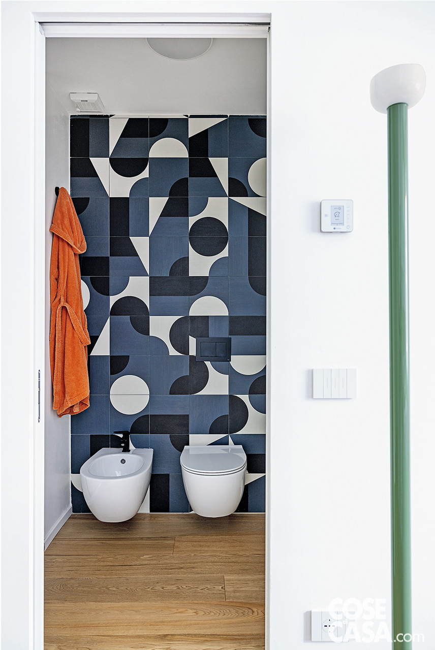 bagno con rivestimento geometrico bianco e blu