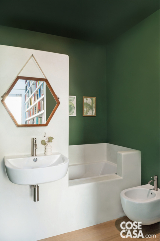 bagno con vasca e parete verde