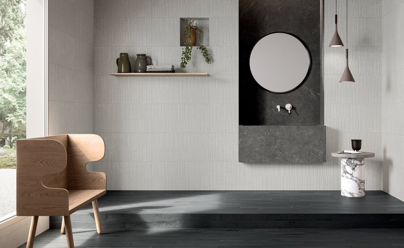 bagno minimal japandi con superfici in ceramica e legno di marca corona