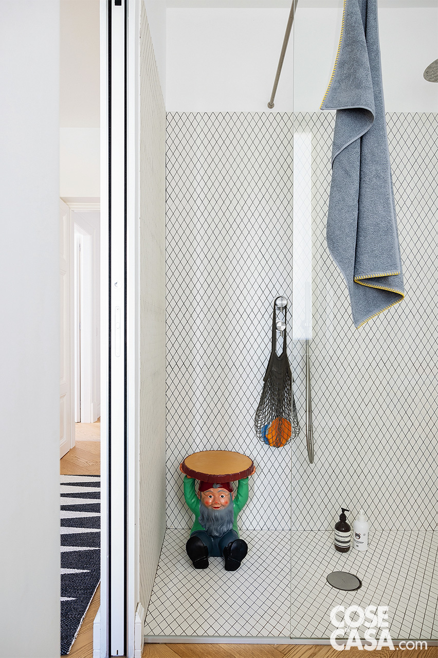 box doccia con rivestimento a mosaico a losanghe