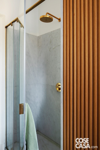 Rubinetterie e profili doccia in un'elegante finitura dorata