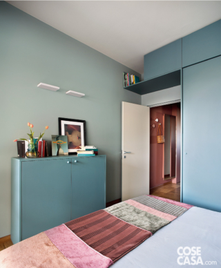 camera da letto armadio azzurro