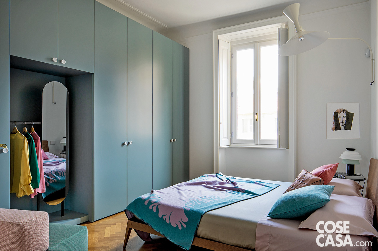 Armadio con vano a giorno che alleggerisce l'impatto visivo e offre posto ai vestiti appena tolti