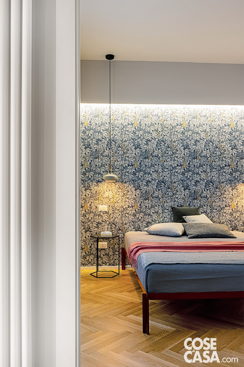 camera da letto con carta da parati azzurra