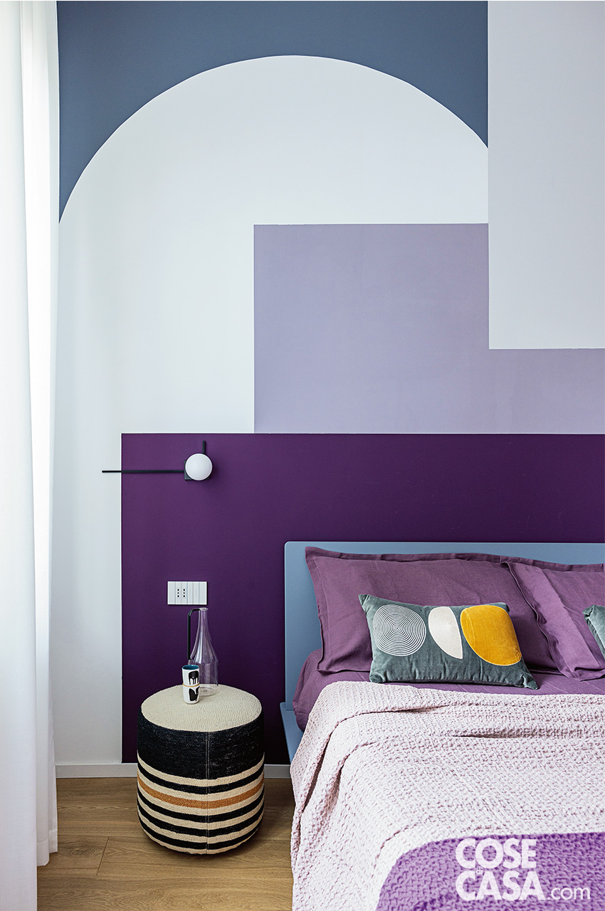camera da letto con parete viola e lilla