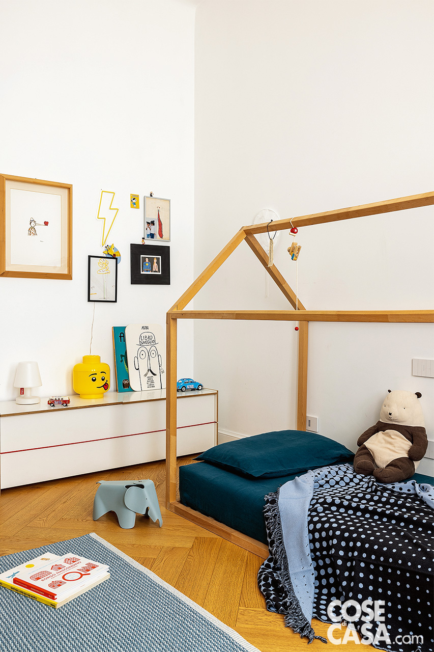 cameretta con letto a capanna