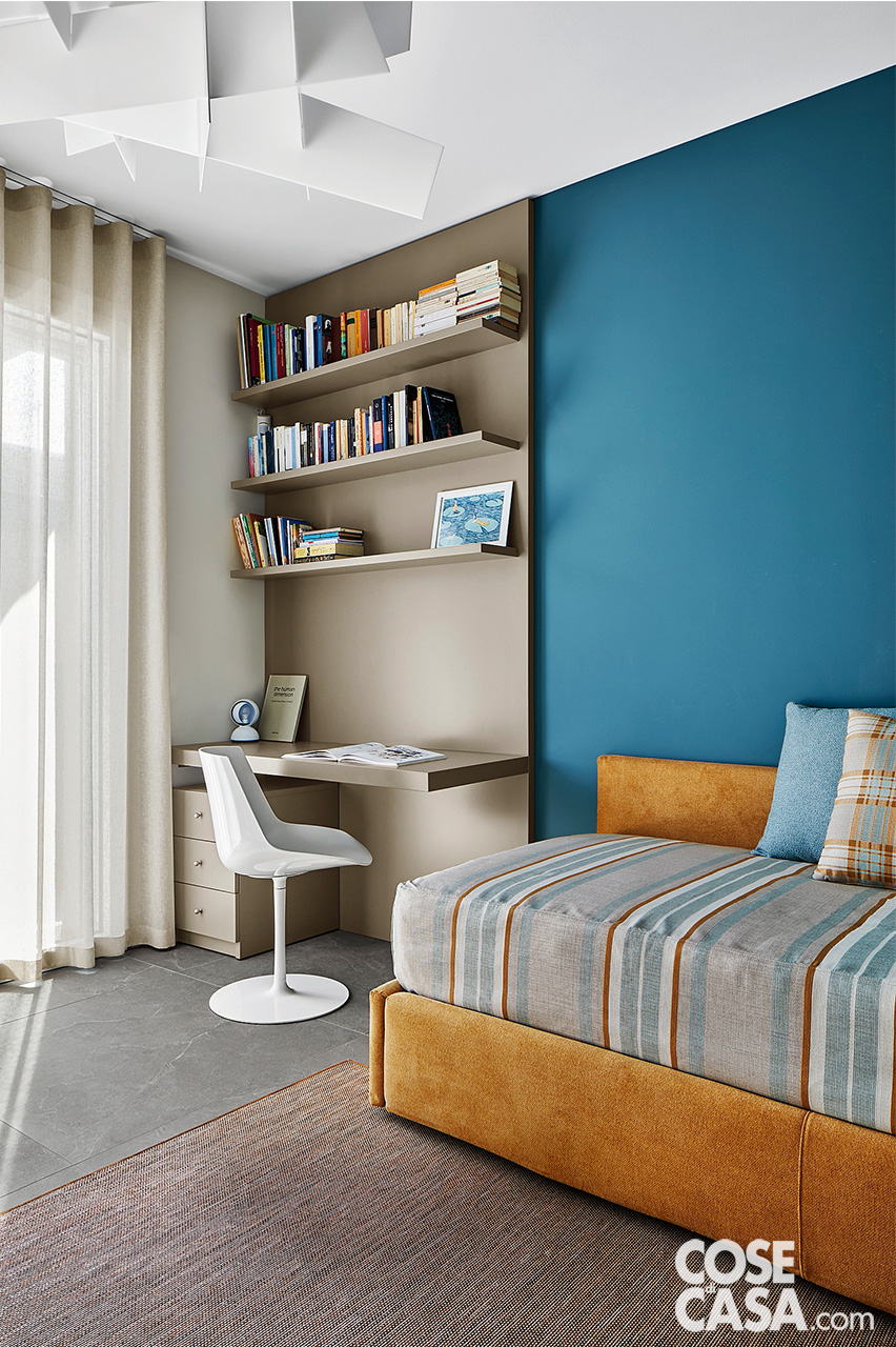 cameretta con letto giallo e parete azzurra