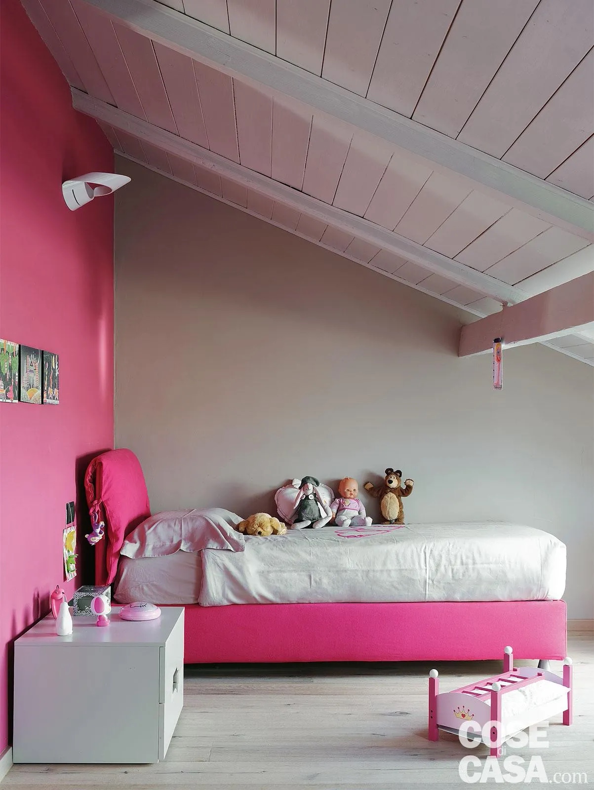 In questo appartamento il fucsia è stato scelto per la tinteggiatura di una sola parete, quella a cui appoggiano letto e comodino. Al muro sono stati coordinati i rivestimenti tessili del letto singolo. L'abbinamento con il bianco è semplice e ben riuscito, ed è capace di dare grande luminosità e leggerezza all'ambiente. Progetto FD Architect arch. Francesca Diano con Roberto Bongiovanni http://www.francescadiano.com - Foto Marco Menghi - Styling Chiara Dal Canto