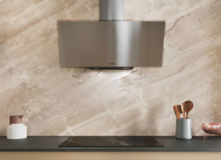 La cappa a vista in vetro WHVF92FLMX di Whirlpool ha un livello di rumorosità massimo di 62 dBA ed è dotata di illuminazione a LED che diffonde una luce discreta in diversi colori e filtro ai carboni attivi. Utilizzabile in modalità aspirante o filtrante, offre 4 velocità di funzionamento, con capacità di aspirazione massima di 470 mc/h. Larga 80 cm, è in classe di efficienza energetica A. Prezzo da rivenditore. www.whirlpool.it La cappa a vista in vetro WHVF92FLMX di Whirlpool ha un livello di rumorosità massimo di 62 dBA ed è dotata di illuminazione a LED che diffonde una luce discreta in diversi colori e filtro ai carboni attivi. Utilizzabile in modalità aspirante o filtrante, offre 4 velocità di funzionamento, con capacità di aspirazione massima di 470 mc/h. Larga 80 cm, è in classe di efficienza energetica A. Prezzo da rivenditore. www.whirlpool.it