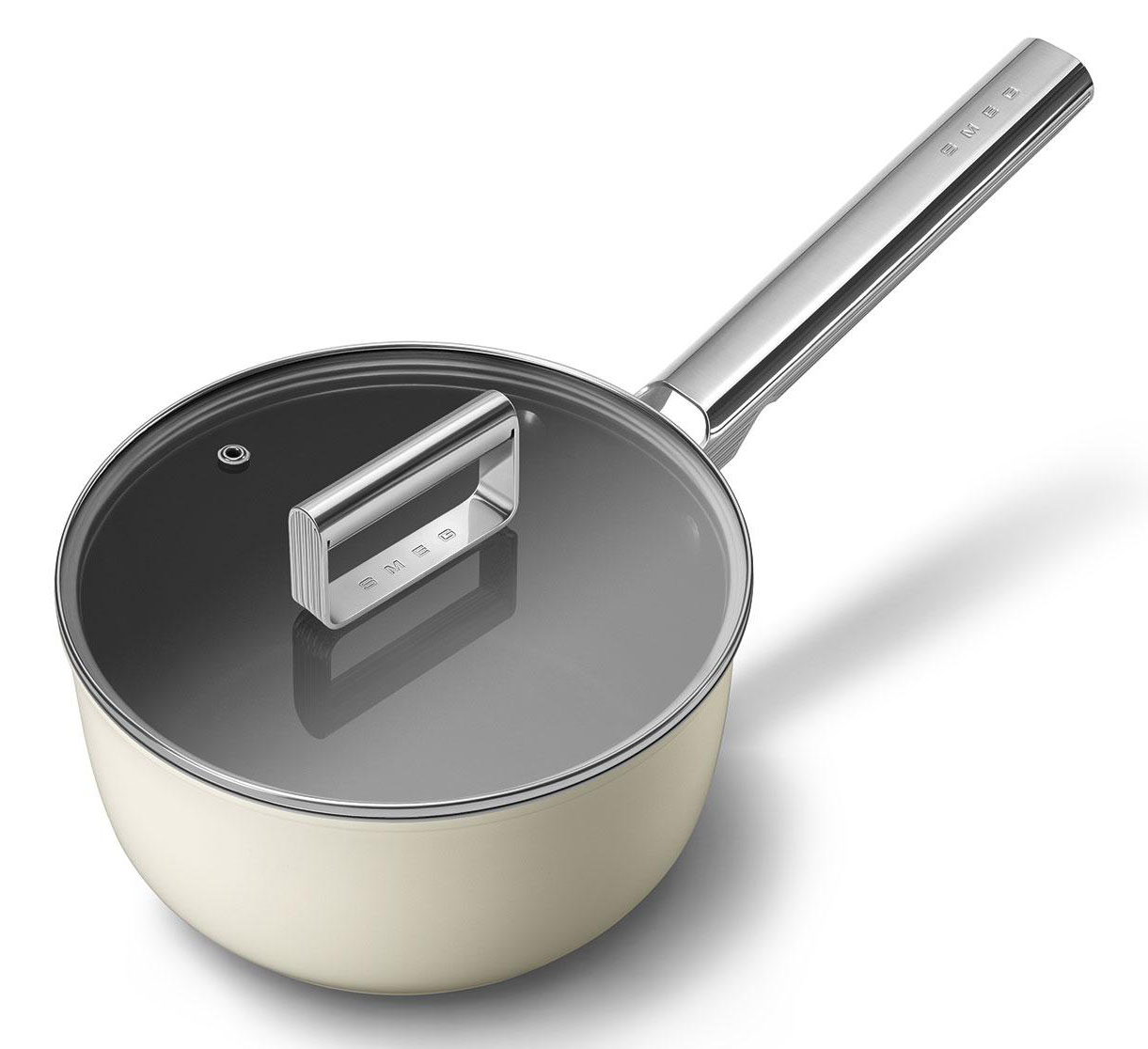 Le pentole antiaderenti Smeg sono dotate di un efficace rivestimento che permette di cucinare riducendo l’utilizzo di oli e grassi. La gamma comprende modelli di diverse dimensioni e tipologie, ideali per la preparazione di diverse pietanze. La gamma è compatibile con tutti i piani di cottura inclusi quelli a gas, vetroceramici, elettrici e a induzione, grazie al particolare fondo in acciaio inox brevettato. Tutti i modelli sono utilizzabili in forno fino a 250° e possono essere lavati in lavastoviglie grazie a maniglie e manici in acciaio inossidabile e ai coperchi in vetro temperato. Il rivestimento è privo di porosità e dalla buona tenuta alle abrasioni, risulta facile da pulire, inoltre, non contiene PFOA. Il corpo in alluminio ad alto spessore garantisce un’ottima conduttività termica e la capacità di irradiare il calore in modo omogeneo su tutta la superficie. La particolare sagomatura brevettata del fondo in acciaio garantisce omogeneità nella distribuzione del calore e un ottimo fissaggio del disco in acciaio al corpo in alluminio. Manici e maniglie in acciaio inossidabile sono resistenti, duraturi e compatibili con alte temperature, permettono, infatti, di utilizzare i prodotti anche in forno, diversamente dai più comuni manici in silicone, termoplastica o bachelite. Prezzo 159 euro per la casseruola a un manico da 20cm di diametro color nero in estetica 50’s Style più coperchio in vetro. https://www.smeg.com