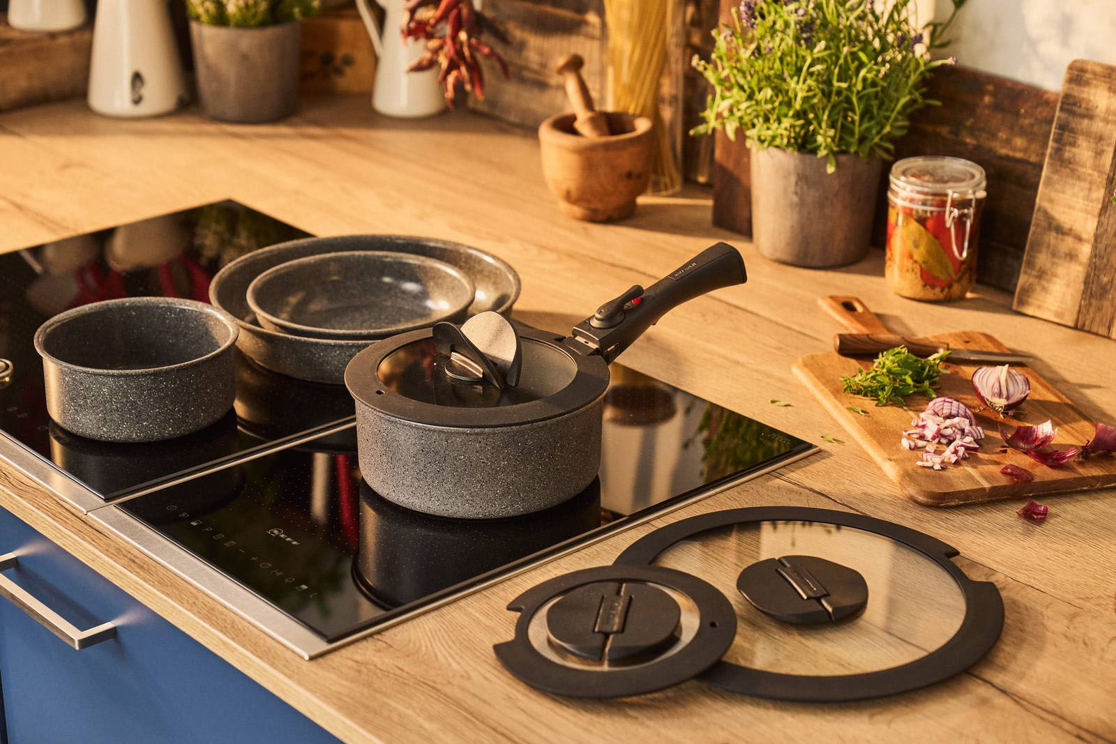 La casseruola della Linea Torre di Ballarini ha manico rimovibile universale, Il rivestimento interno è in Ceraforce® effetto pietra, antiaderente, resistente alle alte temperature, prodotto senza PFAS e testato per Nickel e metalli pesanti per una cucina sana e con pochi grassi. È disponibile con diametro di 16 cm o 20 cm. Da 16 cm, prezzo 39,95 euro. www.ballarini.it