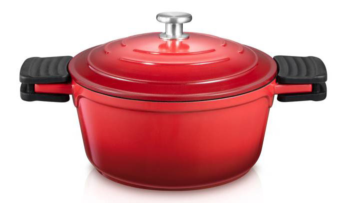 In alluminio pressofuso con rivestimento antiaderente, la casseruola con coperchio della Linea Bordeaux di Tescoma ha il fondo spesso in acciaio, adatto anche al piano a induzione. PFAS free, ha le impugnature con presine rimovibili in silicone per essere utilizzata anche in forno. Ø 24 cm. Prezzo 74,90 euro. www.tescomaonline.it