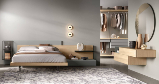 Fa parte della composizione M13 della linea Eclipse di Moretti Compact la console Modula con un grande specchio rotondo, con inserti bronzo e bronzo martellato, che può essere posizionata su una parete della camera da letto. La struttura a due cassetti sfalsati è realizzata in Nobilitato Rovere Miele. Lo specchio misura Ø 110 cm. Prezzo 1.131 euro (per la console + specchio). https://giornonotte.moretticompact.it Fa parte della composizione M13 della linea Eclipse di Moretti Compact la console Modula con un grande specchio rotondo, con inserti bronzo e bronzo martellato, che può essere posizionata su una parete della camera da letto. La struttura a due cassetti sfalsati è realizzata in Nobilitato Rovere Miele. Lo specchio misura Ø 110 cm. Prezzo 1.131 euro (per la console + specchio). https://giornonotte.moretticompact.it
