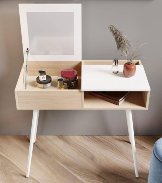 È composta da un telaio sottile in metallo verniciato bianco e da un elemento nella finitura bianco e legno chiaro la console/toeletta Olaf di Deghi. Lo specchio si solleva quando serve rivelando un vano portaoggetti; sotto il piano c'è un vano a giorno. Misura L 80 x P 40 x H 75 cm. Prezzo 77,99 euro. https://www.deghi.it È composta da un telaio sottile in metallo verniciato bianco e da un elemento nella finitura bianco e legno chiaro la console/toeletta Olaf di Deghi. Lo specchio si solleva quando serve rivelando un vano portaoggetti; sotto il piano c'è un vano a giorno. Misura L 80 x P 40 x H 75 cm. Prezzo 77,99 euro. https://www.deghi.it