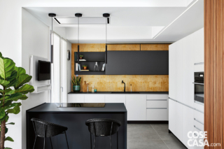 La cucina in vetro retrolaccato è di Valcucine (www.valcucine.com).
Il lavello ha doppio miscelatore: quello nero è per l'erogazione dell'acqua, quello cromato è collegato al dispositivo per il trattamento dell'acqua posizionato nella base. Gli sgabelli sono il modello Joe di Vincent Sheppard (www.vincentsheppard.com); le luci sospese sono le Stube di Wever&Ducré (www.weverducre.com).