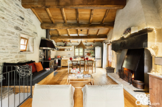 cucina e zona conversazione con camino cucina e zona conversazione con camino