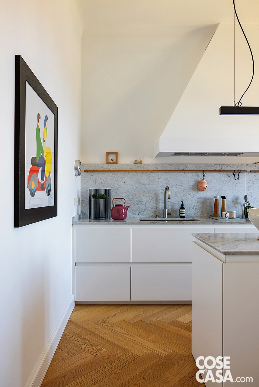 cucina laccata bianca e alzata in marmo