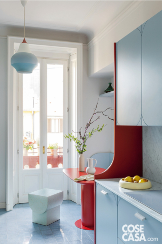 Cucina in legno laccato opaco con maniglie in ceramica bianca