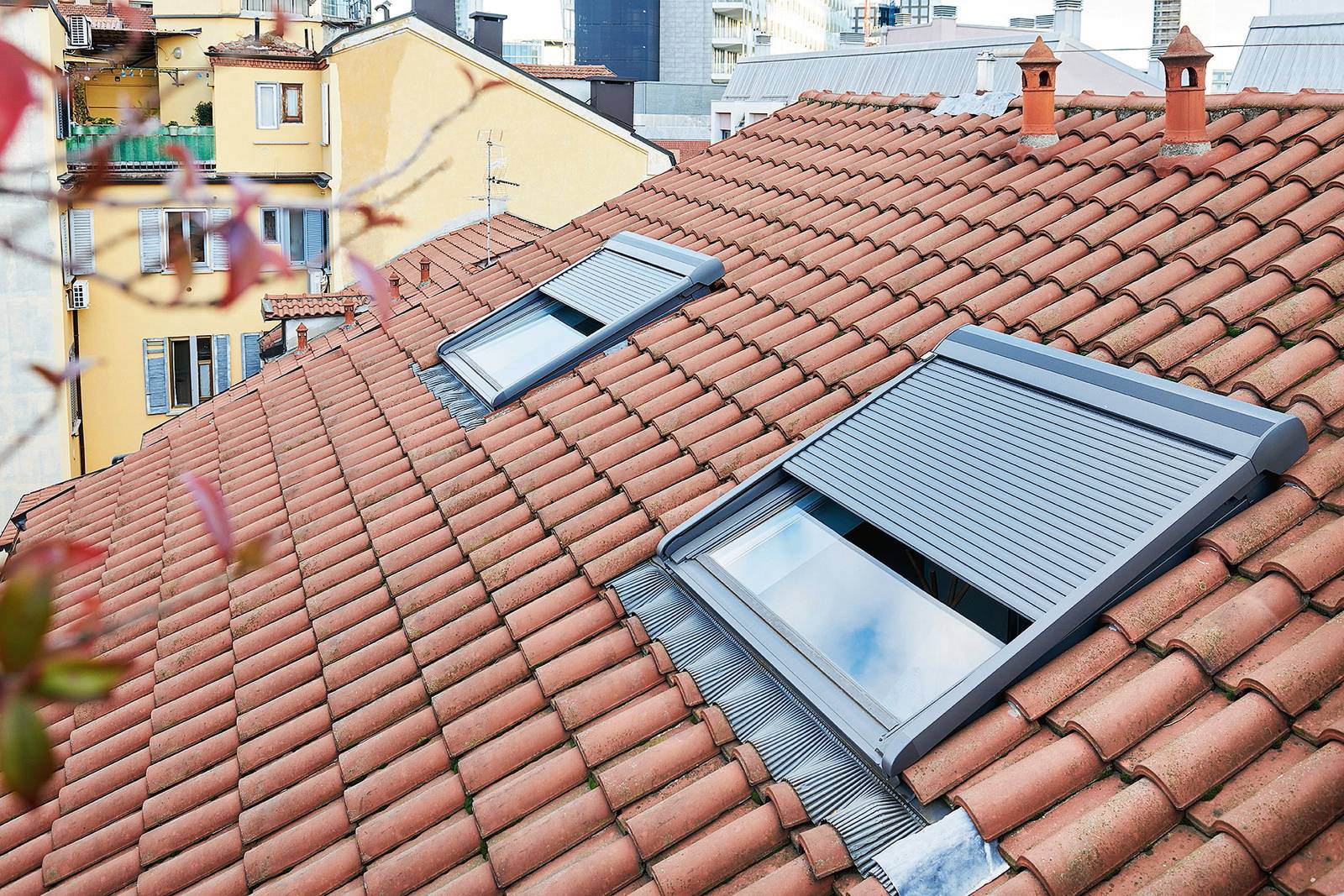 Le tapparelle esterne si installano su qualsiasi finestra per
tetti di Velux e si integrano perfettamente con ogni tipo di tetto, indipendentemente dal materiale con cui è realizzato. Sono disponibili in versione elettrica e solare e possono essere installate anche successivamente. www.velux.it Le tapparelle esterne si installano su qualsiasi finestra per
tetti di Velux e si integrano perfettamente con ogni tipo di tetto, indipendentemente dal materiale con cui è realizzato. Sono disponibili in versione elettrica e solare e possono essere installate anche successivamente. www.velux.it